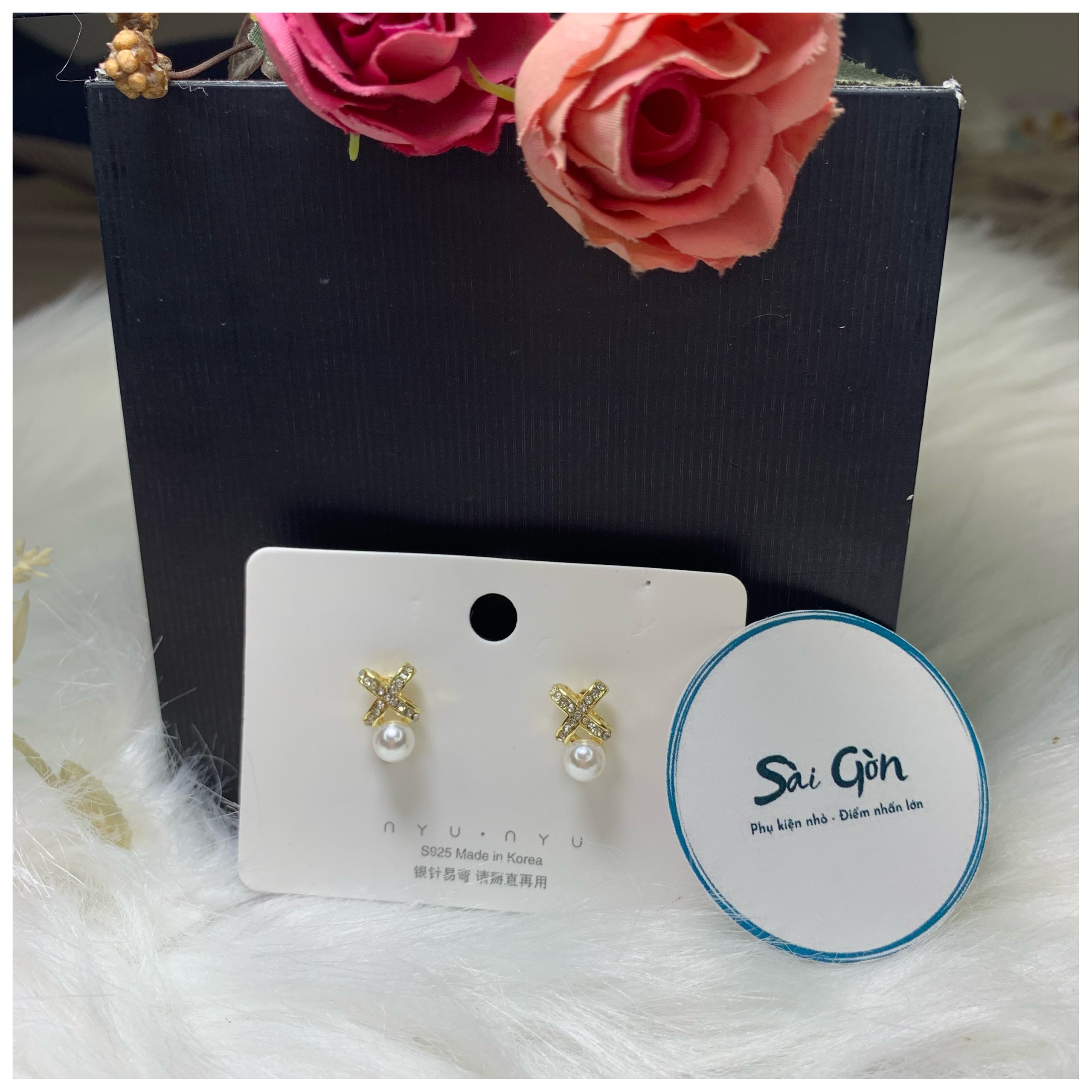 Bông tai chữ X đính đá ngọc trai SAIGON ACCESSORY