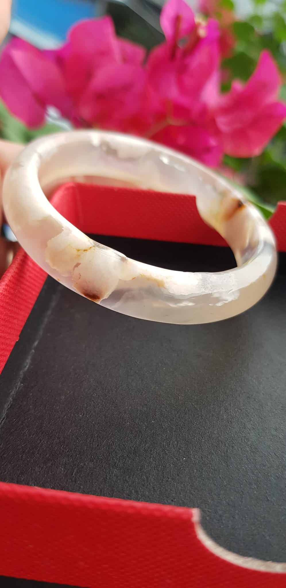 Vòng tay phong thuỷ Nữ Bản Hẹ Đá Mã Não trắng vàng nhẹ bông hoa bóng đẹp Vòng tay Nữ Ni 48mm x Cao 11mm x dầy 6mm Nữ tay nhỏ cân nặng 30kg - 45kg đeo đẹp ạ