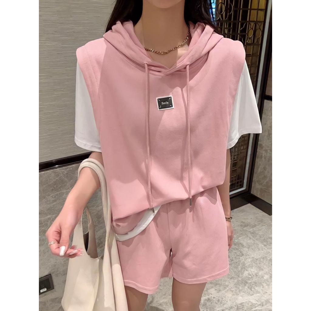 Bộ Áo Thun Layer Kèm Mũ Logo Ngực Kèm Quần Short Hồng