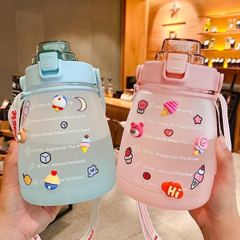 BÌNH NƯỚC CHIA VẠCH STICKER CÓ ỐNG HÚT, DUNG TÍCH 1300ML TIỆN DỤNG