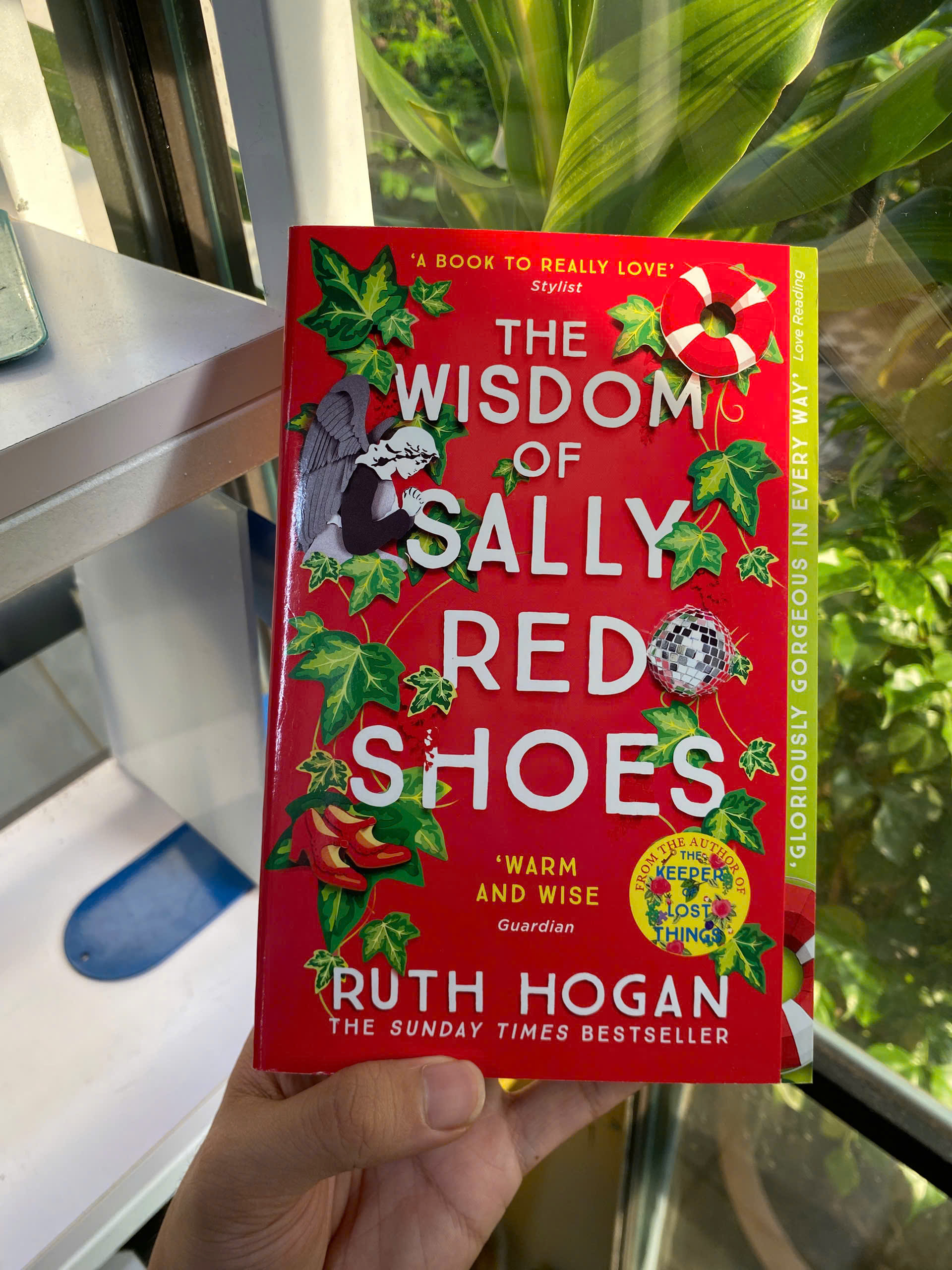Sách - The Wisdom of Sally Red Shoes by Ruth Hogan | An irresistible novel of unexpected friendships / English Novel / Contemporary Fiction / Ngoại văn Nhập khẩu
