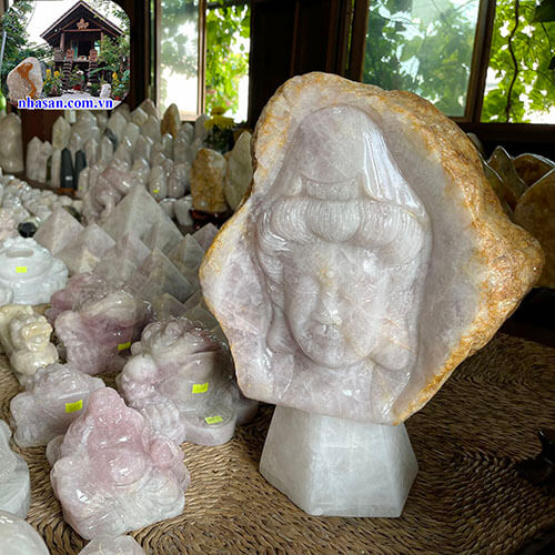 Tượng Mặt Phật Bà Quan Âm Bồ Tát trên đá thạch anh hồng tự nhiên TP-03 nặng 17.6kg kích thước 31x30x11cm – vật phẩm phong thủy may mắn