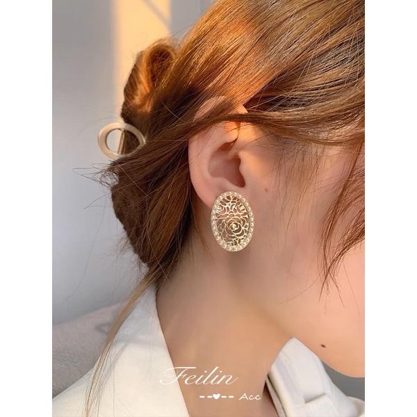 Hoa tai hình hoa khắc nổi đính hạt nhựa phong cách thanh lịch- Arora boutique