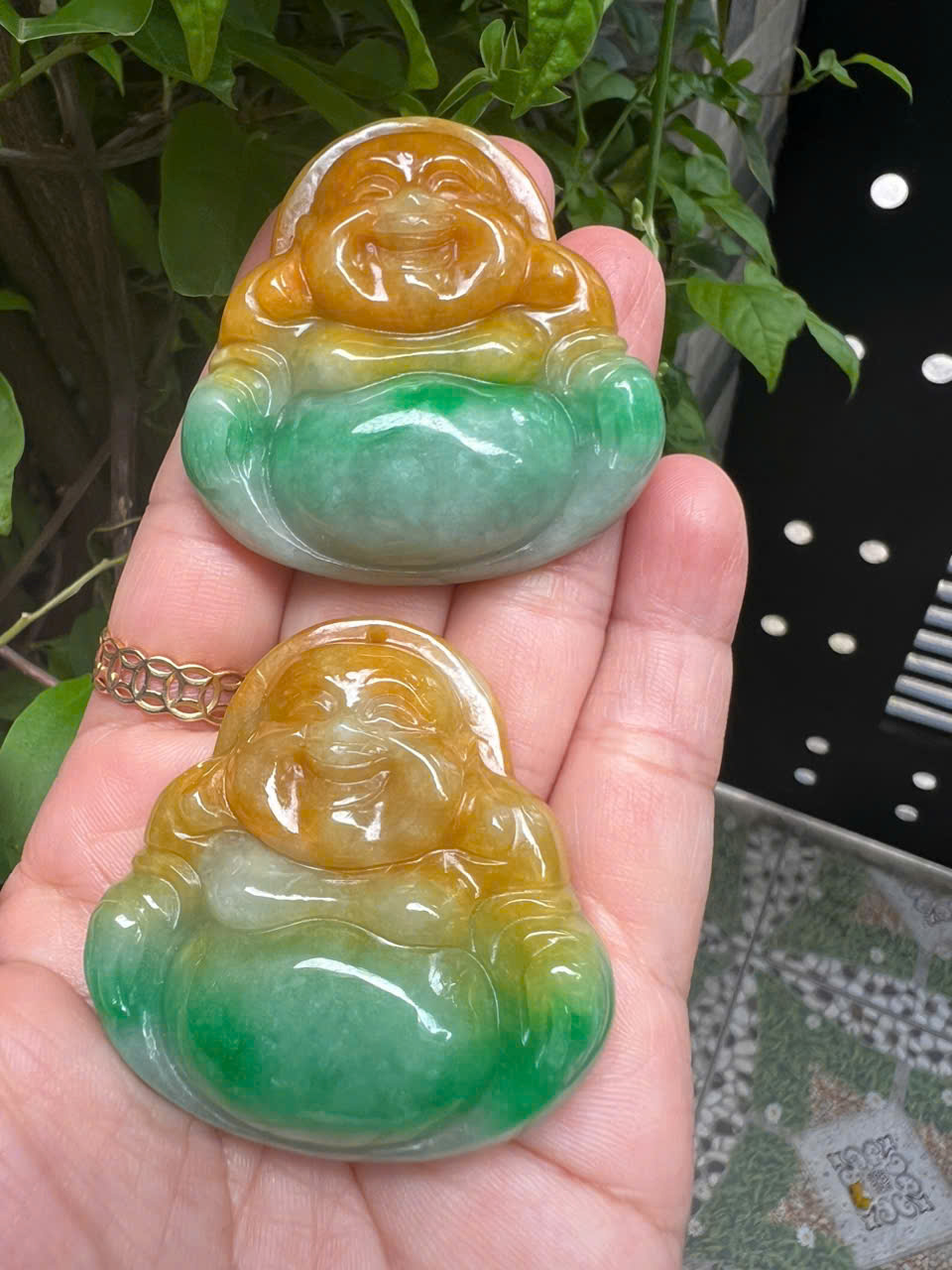 Mặt dây chuyền Phật Di Lặc Cẩm Thạch Vàng Xanh tự nhiên mới đẹp Kt Cao 49mm Ngang 49mm Dầy 12mm Nam Nữ về bọc vàng lên đeo tốt đẹp ạ