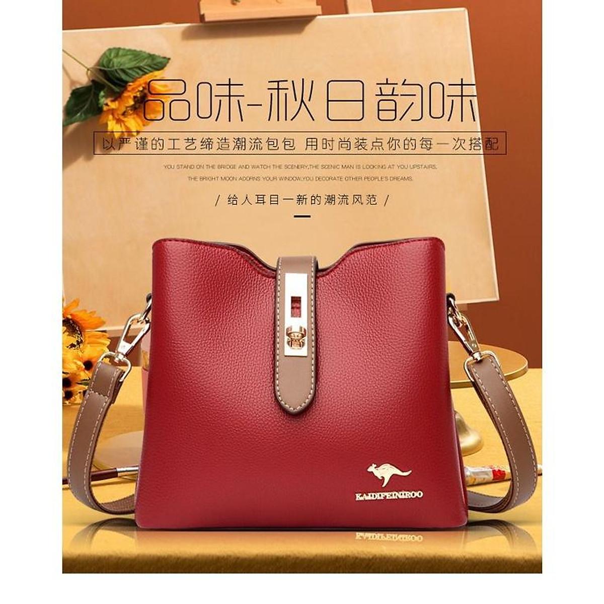 Túi xách nữ đeo vai có hình dáng loại thùng, tay cầm mềm, form túi mềm chắc chắn.