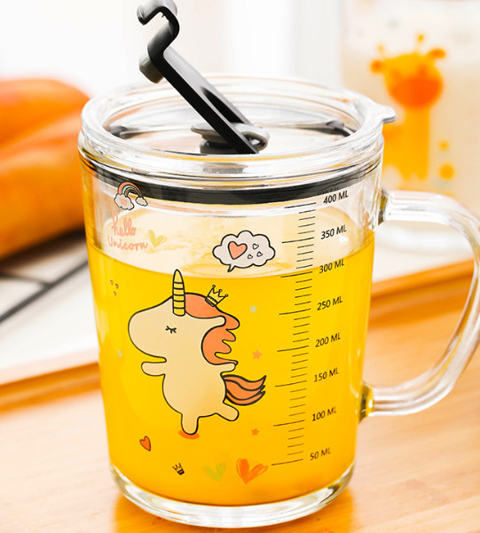 Ly Thủy Tinh Chia Vạch Có Quai in hình Ngộ nghĩnh 350ml | Kèm Óng Hút Silicon , Nắp Nhựa Ngăn Tràn