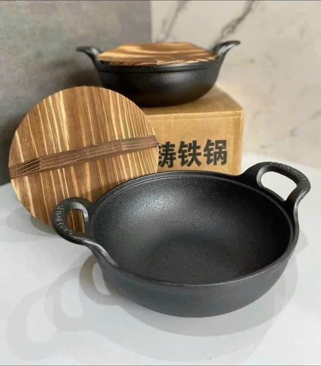 Chảo nồi gang sâu lòng đúc nguyên khối size 20cm và 25cm tặng kèm vung gỗ - PHẢI TÔI CHẢO