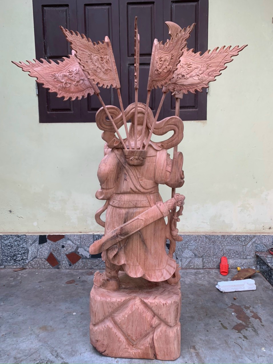 Tượng quan công cầm đao trấn ải đứng trên đầu hổ phù bằng gỗ hương đá kt cao 140×50×36cm