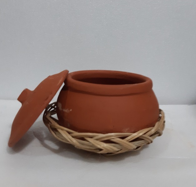 Niêu cơm nhỏ đất nung bụng 14 cm và rế tre