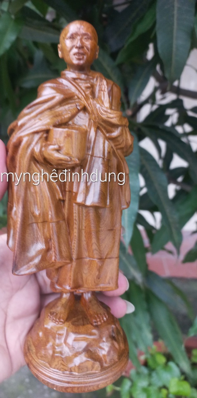 Tượng thầy thích minh tuệ bằng gỗ bách xanh thơm nức kt cao 30x11x9cm