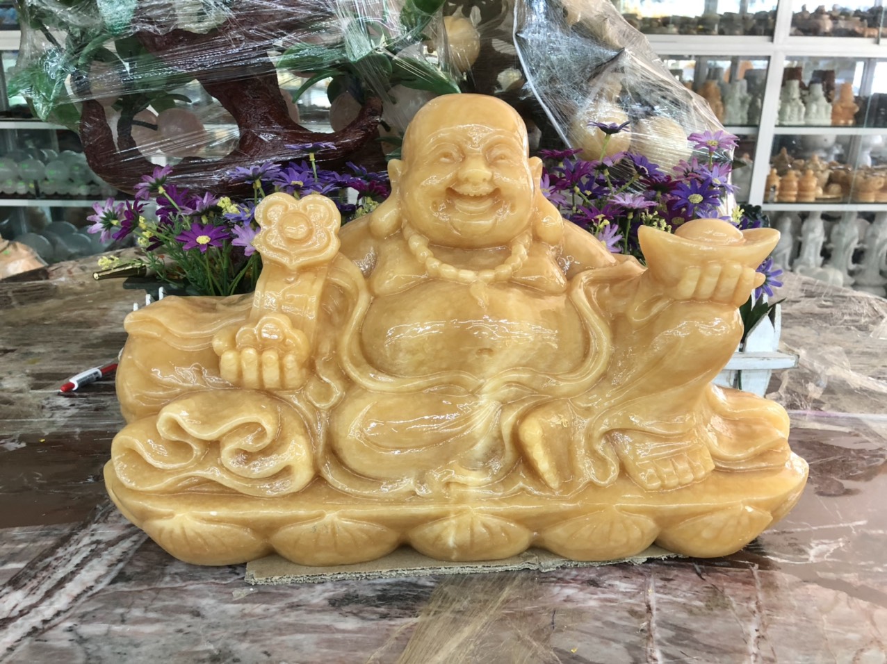 Tượng Phật Di Lặc ngồi tựa bao tiền cầm thỏi vàng và gậy như ý phong thủy đá ngọc hoàng long - Dài 40 cm