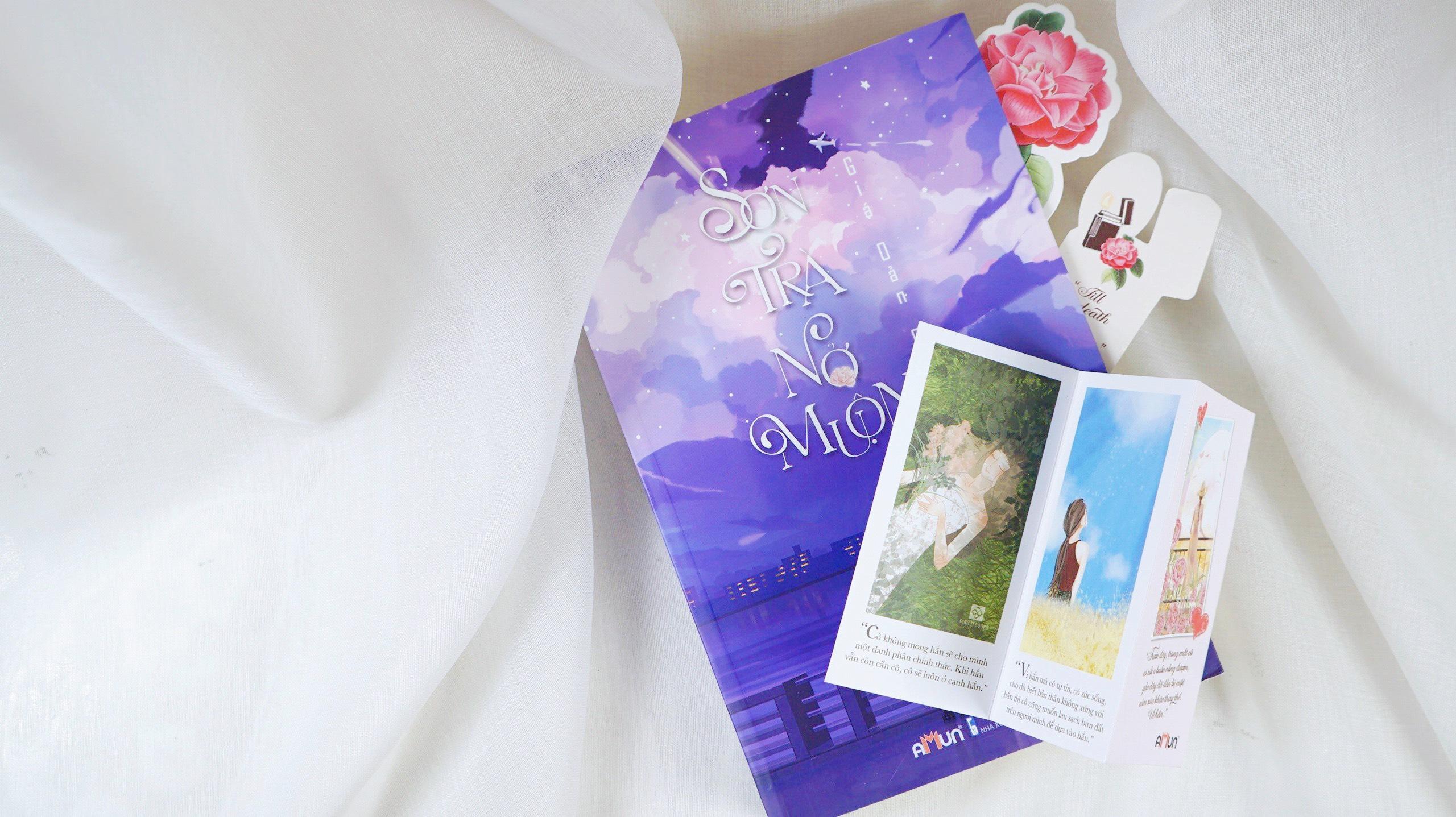 Sơn Trà Nở Muộn - Tặng Kèm 1 Bookmark Hoa Sơn Trà + 1 Bookmark Chiếc Bật Lửa + 1 Postcard