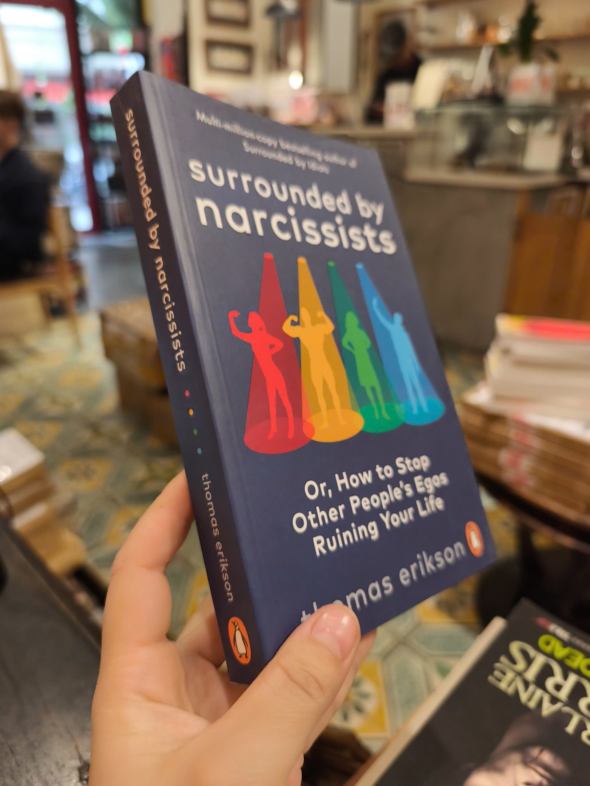 Sách - Surrounded By Narcissists by Thomas Erikson-How to Stop Other People's Egos Ruining Your Life