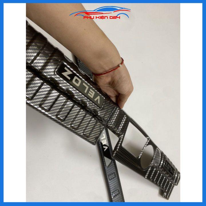 Ốp chống trầy cốp Veloz 2022-2023 vân cacbon sáng bóng chống trầy bảo vệ xe