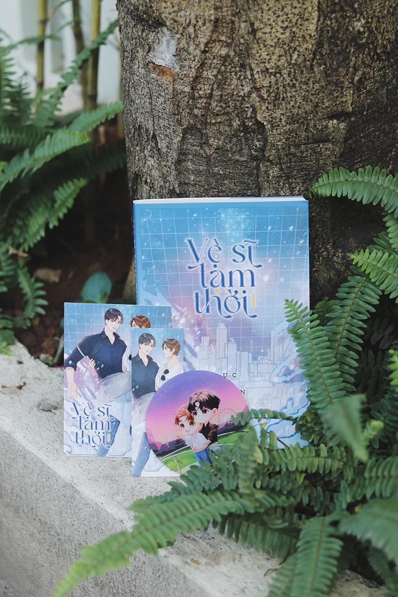 Vệ Sĩ Tạm Thời - Tập 1 - Bản Đặc Biệt Kèm Bìa Áo - Tặng Kèm Bookmark Bồi Cứng Hai Mặt + Postcard + Lót ly Acrylic