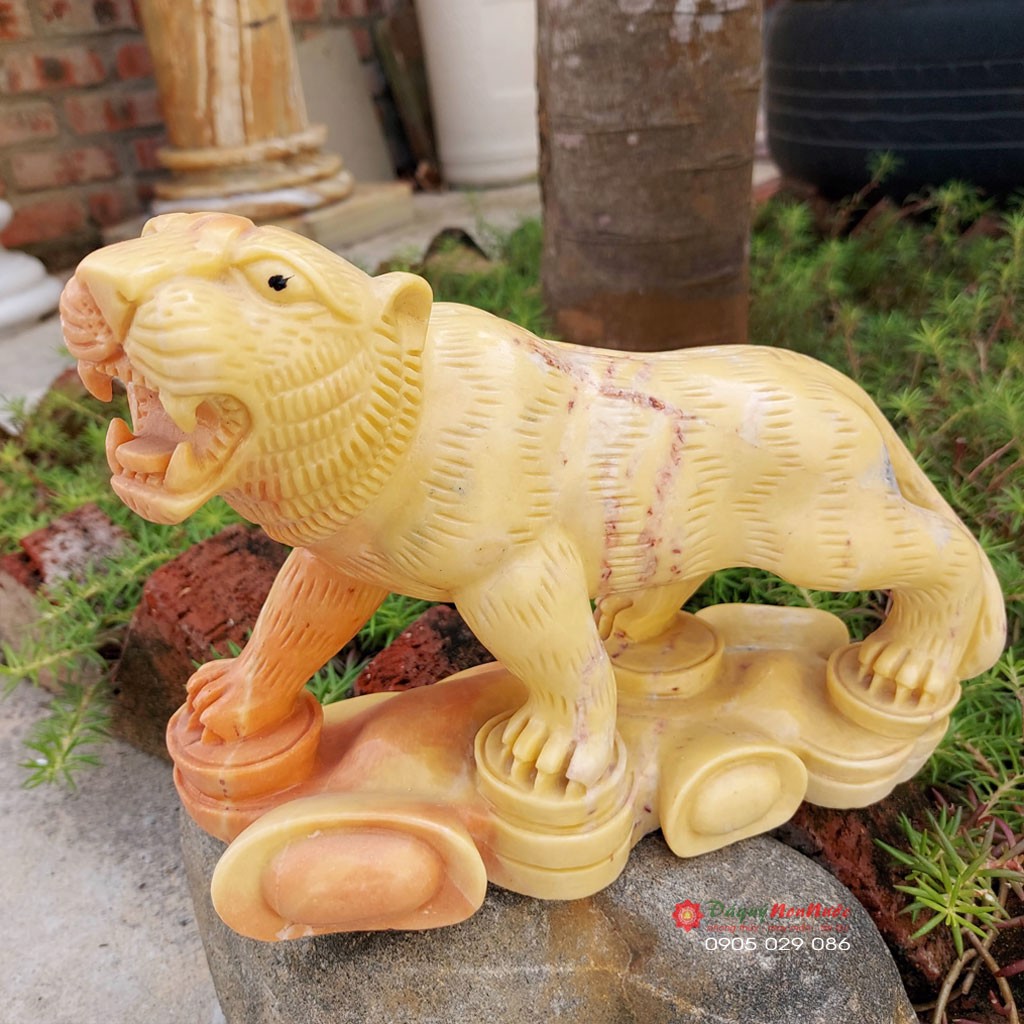 Tượng đá cọp 12 con giáp phong thủy đứng thỏi vàng đá cà rốt 21cm đá Non Nước