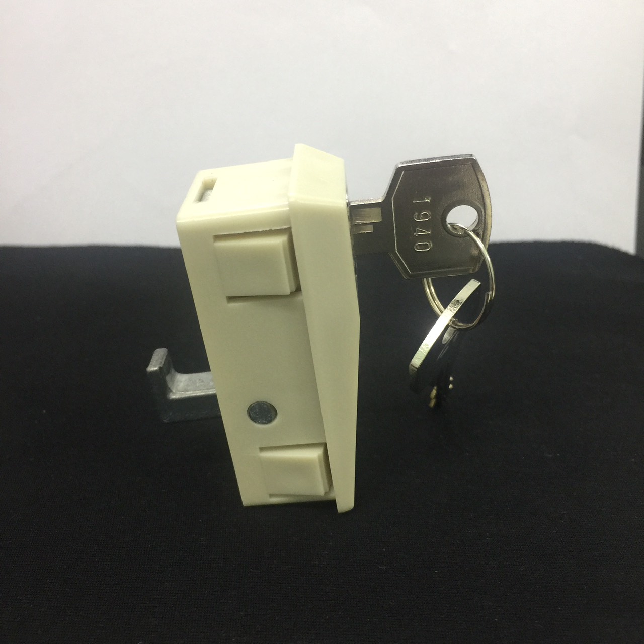 Khóa tủ lùa tủ sắt màu đen Hòa Phát 2 cánh trượt T6 chìa thau T125-06 & T125-01 chính hãng có chữ Open/Close