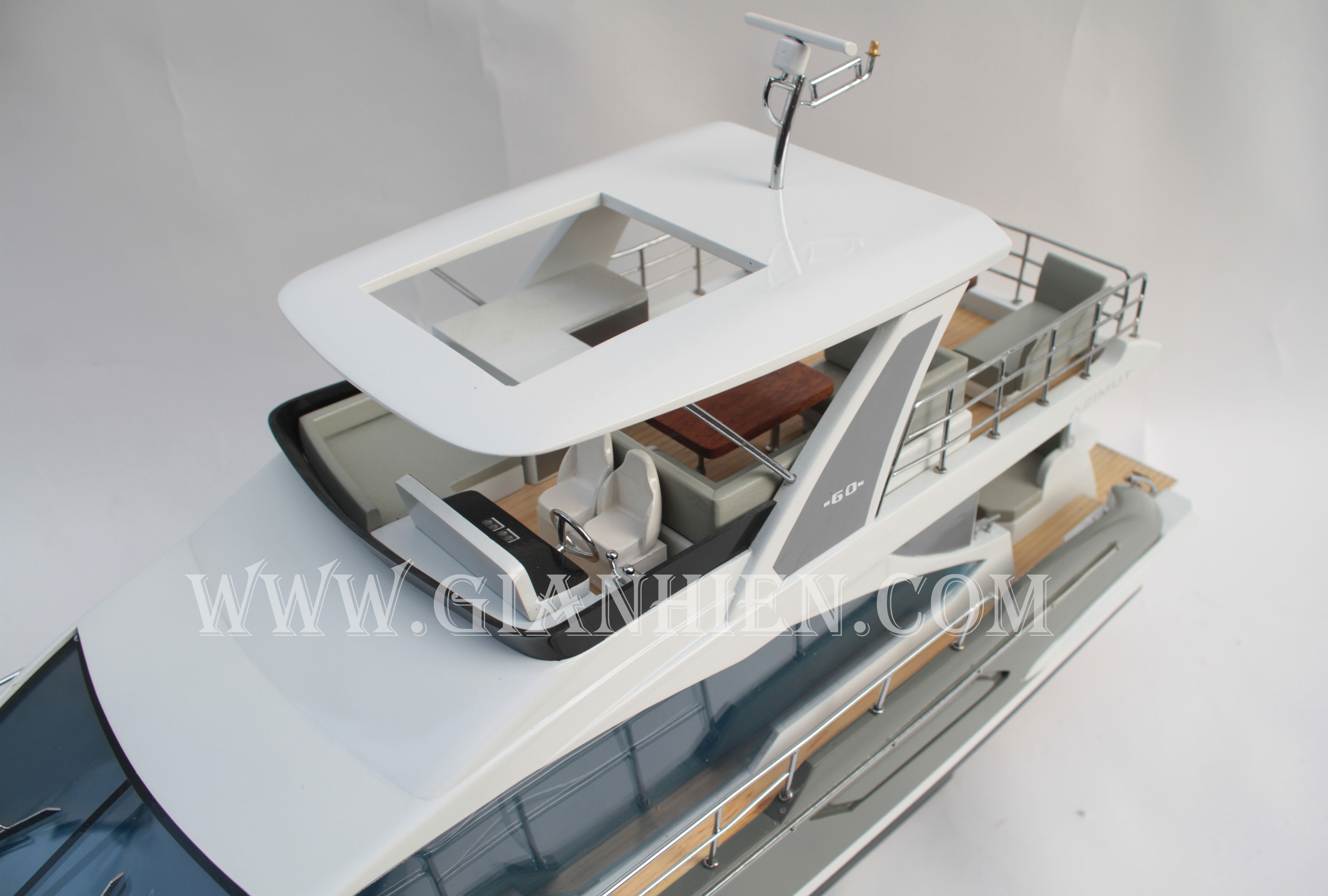 Thuyền gỗ trang trí AZIMUT 68S