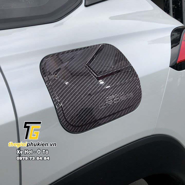 Ốp nắp đậy bình xăng Toyota Corolla Cross 2020 vân Carbon