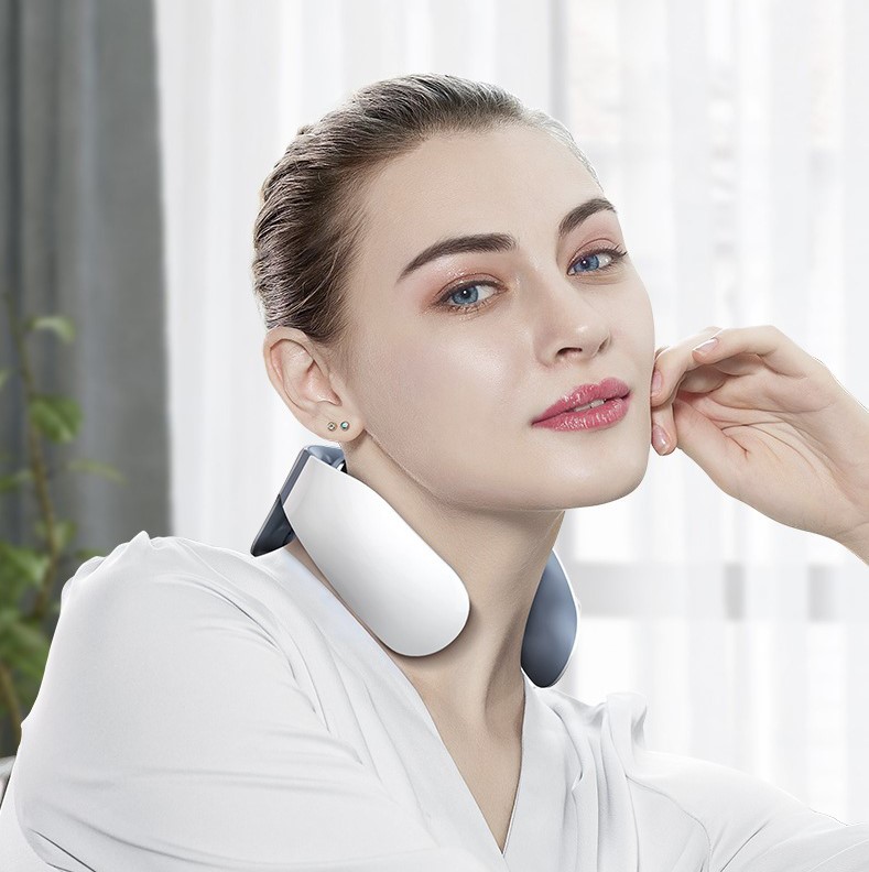 Máy massage cổ vai gáy tích hợp 4 đầu massage, chức năng chườm nóng, có remoss điều khiển, pin sạc 5V/800mA, giải pháp trị liệu hiệu quả