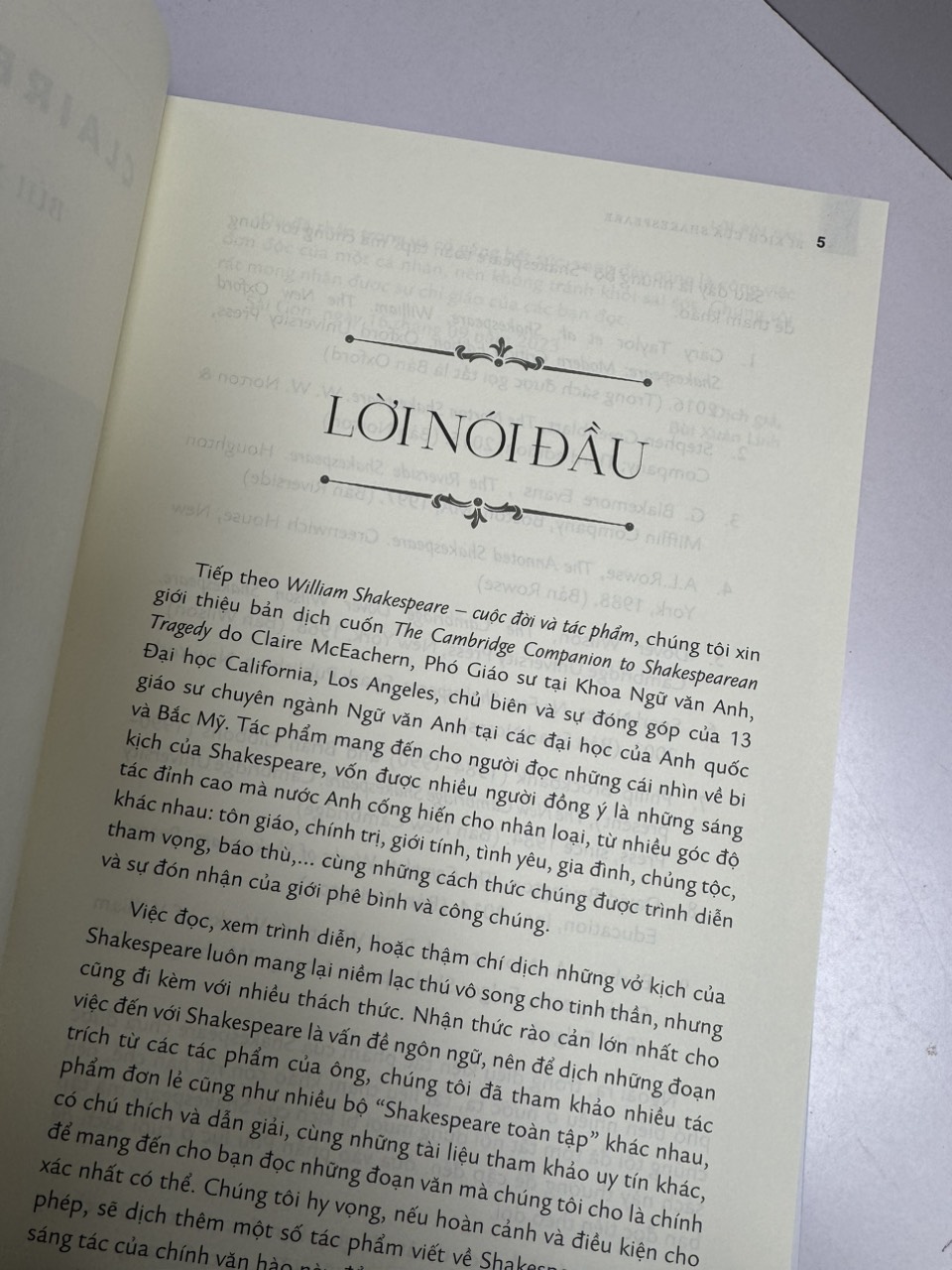 (bìa cứng in 500c) BI KỊCH CỦA SHAKESPEARE (The Cambridge Companion to Shakespearean Tragedy) - Claire McEachern - Trustbooks