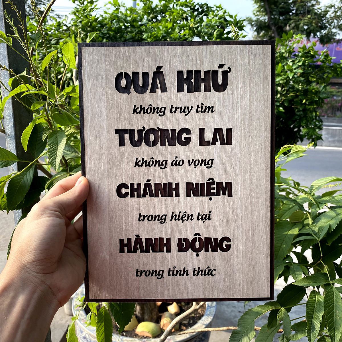 Tranh Gỗ trang trí TBIG029 danh ngôn sống ý nghĩa treo phòng khách &quot;Quá khứ không truy tìm, Tương lai ảo vọng, Chánh niệm trong hiện tại, Hành động trong tỉnh thức