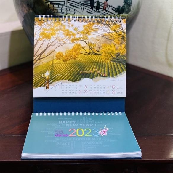 Lịch Để Bàn Lò Xo Cứng 2023 Lịch Để Bàn Chữ M 2023 (Có note, có lịch âm) - Mẫu Ngẫu Nhiên