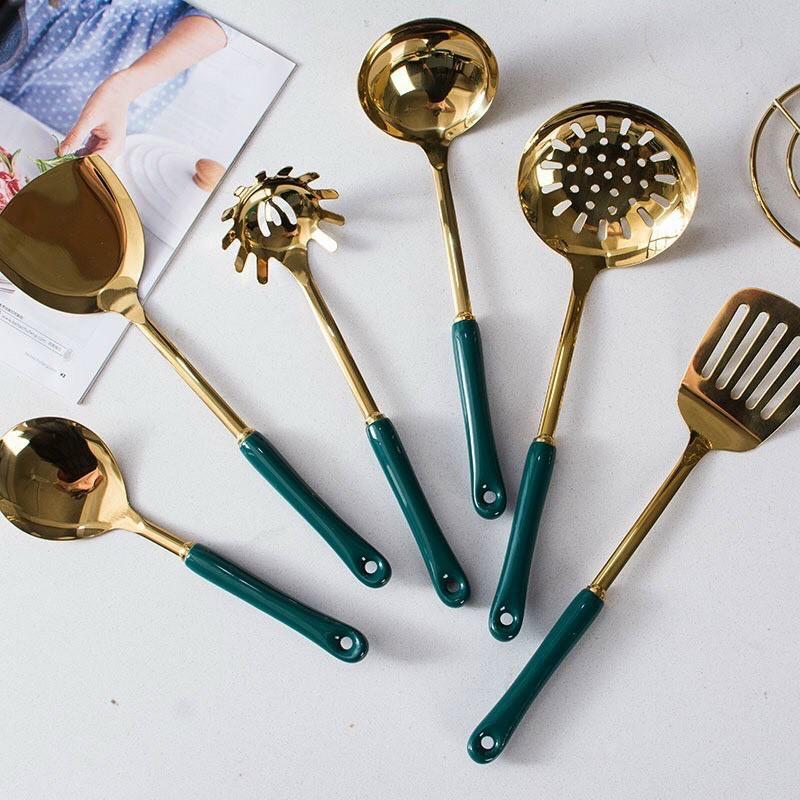 Bộ dụng cụ nấu ăn nhà bếp treo muôi muỗng sạn bằng vàng 6 món - Set giá sạn hươu vàng treo mạ vàng