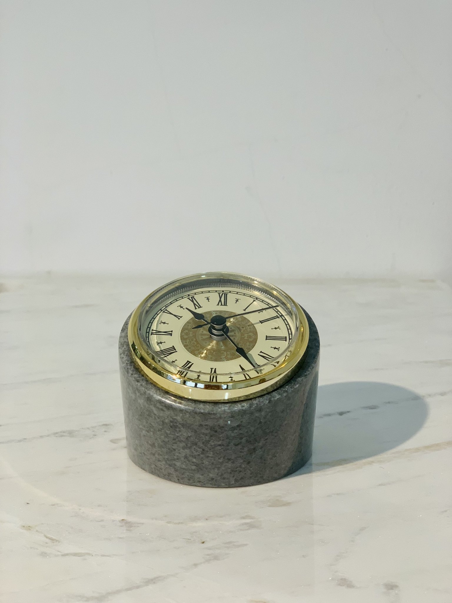 Đồng hồ để bàn đá tự nhiên DH05 tròn nhỏ màu Ghi xám