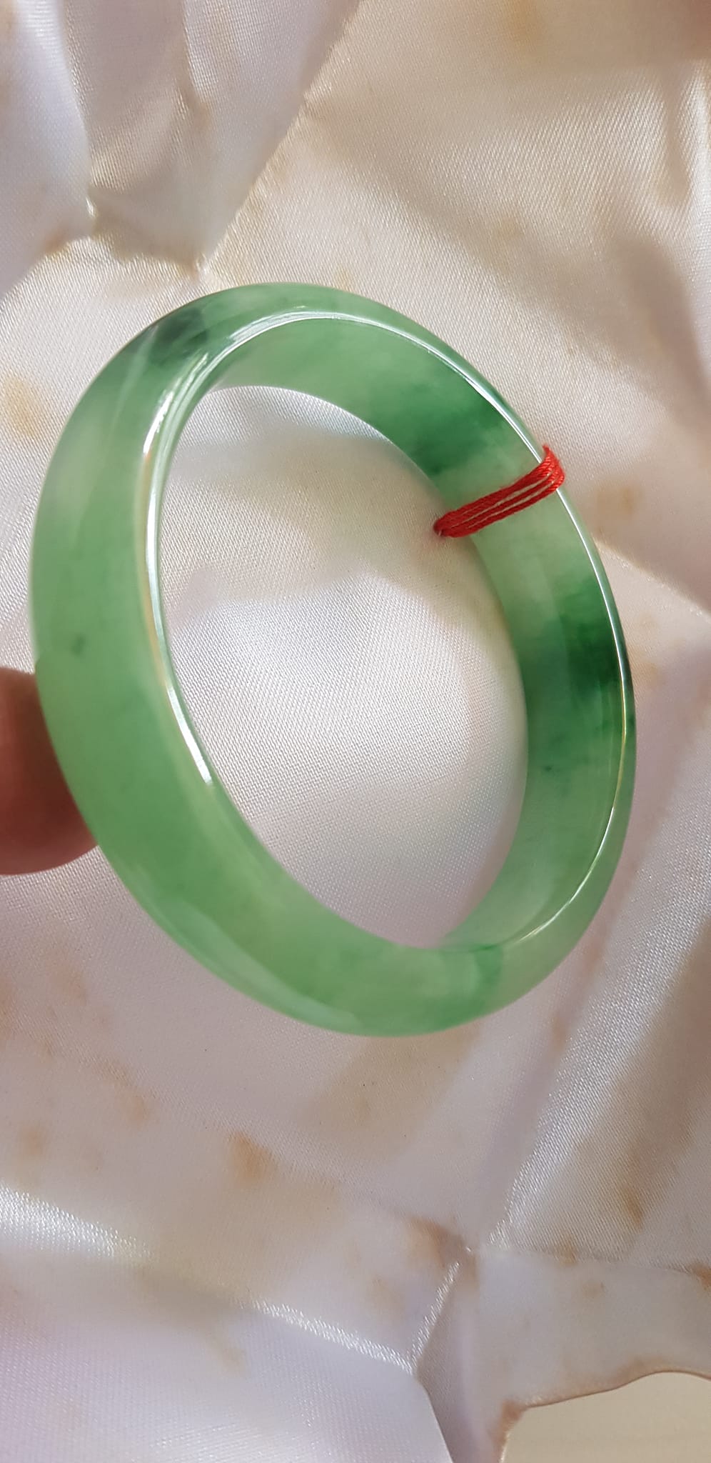 Vòng Cẩm Thạch tự nhiên Bản Hẹ Sịn size 53mm x cao 12mm x dầy 7mm màu xanh lý tươi bóng đẹp nữ 51kg - 56kg đeo ạ