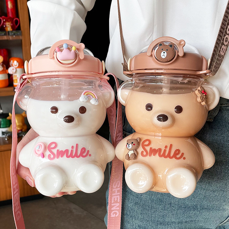 Bình đựng nước mang đi học, hình gấu cute kèm ống hút ngộ nghĩnh, dễ nhựa, đảm bảo an toan cho trẻ.