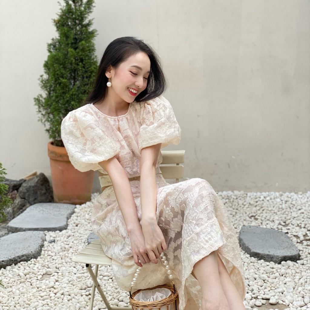 KIOBI - Đầm Cloudy form midi cổ tròn khoét eo, tùng xòe tay phồng, thắt dây eo, vải organza thêu be - KID2112179MB