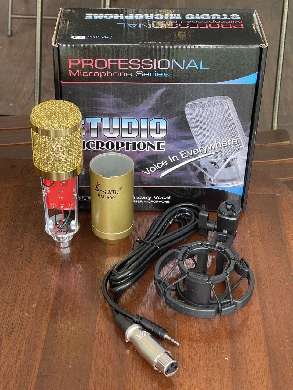 Micro thu âm AMI BM900 kết nối được tất cả soundcard- Cho chất âm đầu vào tốt- lựa chọn trong tầm giá