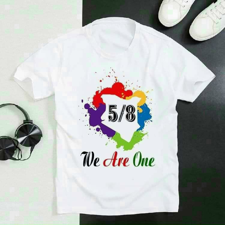 Áo thun in chữ WE ARE ONE