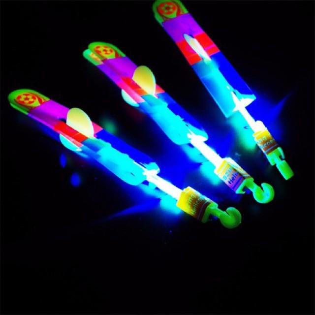 Chong Chóng Xoay Bay Cao Có Đèn Led
