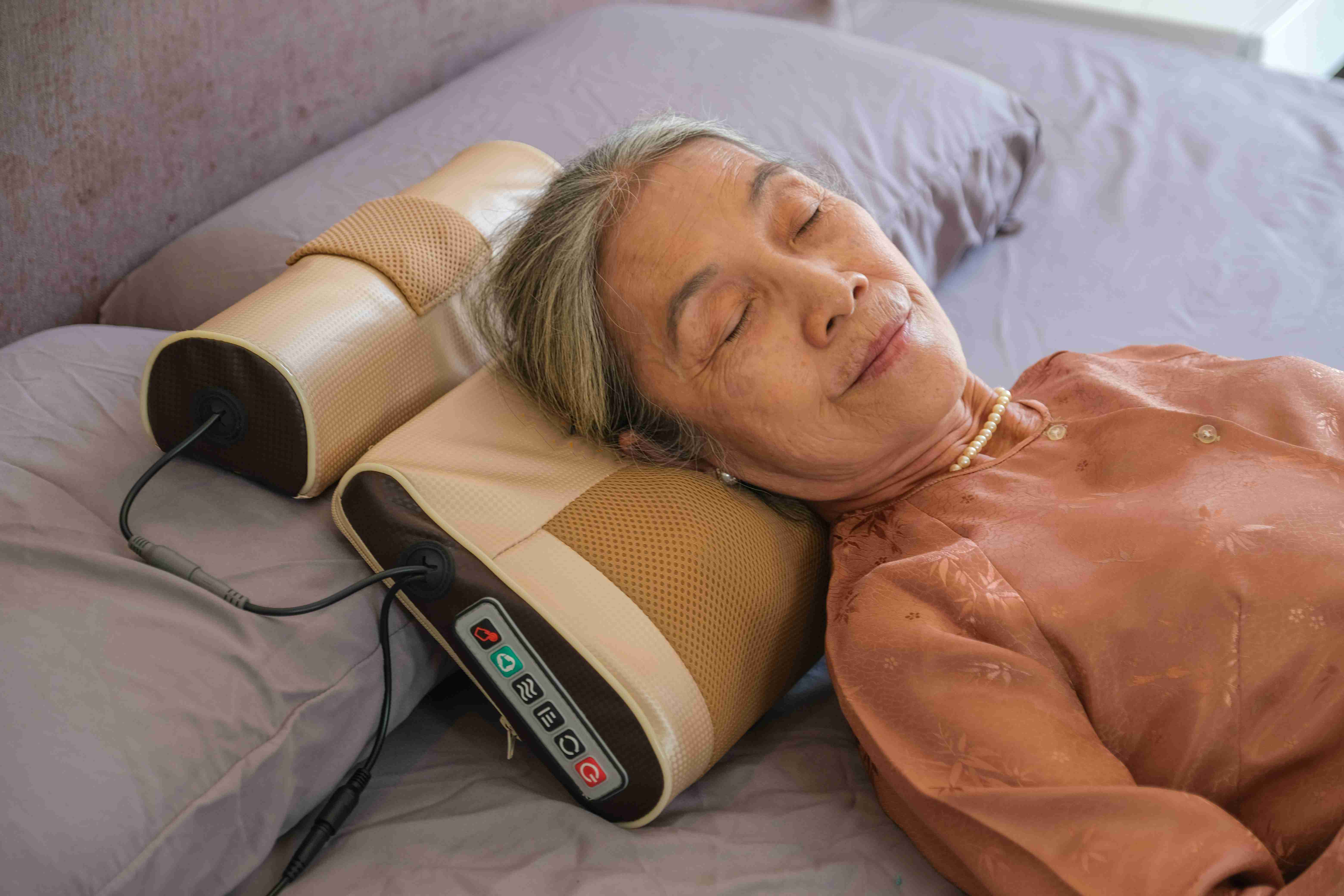 Gối massage đa năng cao cấp 16 bi hệ thống nhiệt hồng ngoại mát xa cổ vai gáy toàn thân công nghệ 6D giảm đau nhức hiệu quả mẫu mới 2023 được nhiều người tin dùng