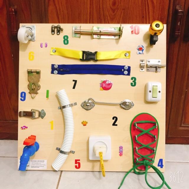 Bảng bận rộn cho bé, busy board cục bận rộn busy cube rèn vận động tinh theo phương pháp montessori
