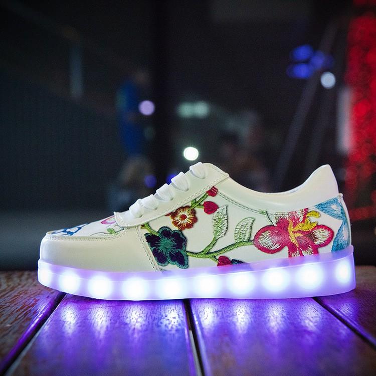 Giày phát sáng họa tiết hoa lá phát sáng 7 màu 11 chế độ đèn led cực đẹp