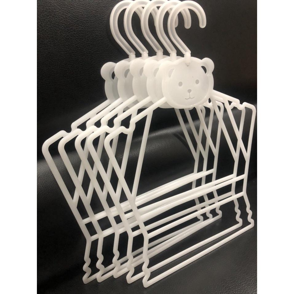 Móc treo quần áo bộ trẻ em size nhỏ size lớn hình mặt gấu dễ thương, chất liệu nhựa trắng trong cao cấp đầu móc xoay 360