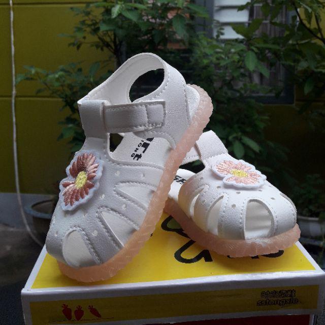 Giày Sandal bé gái️ ️ hình hoa cúc đế cao su mềm chống trượt có đèn led cho bé gái