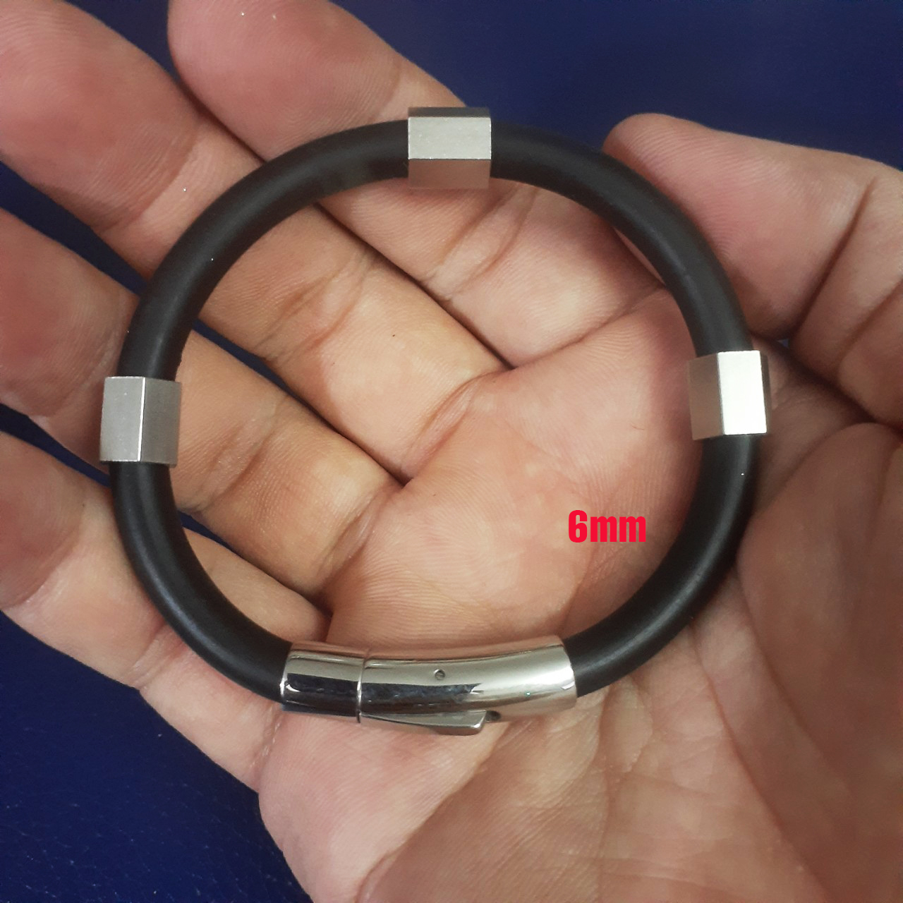 Vòng tay cao su cao cấp 6ly khóa vip bọc khoen inox hình lục giác đem lại độ ngầu cho người đeo