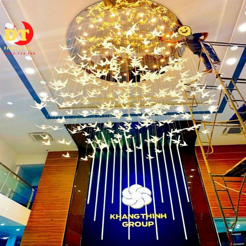 Đèn thả phòng khách thông tầng hiện đại, cầu thang HTLQ