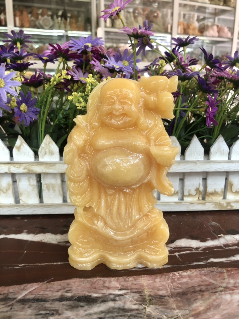Tượng Phật Di Lặc gánh đào đứng trên thỏi vàng phong thủy đá ngọc hoàng long trang trí bàn làm việc - Cao 15cm