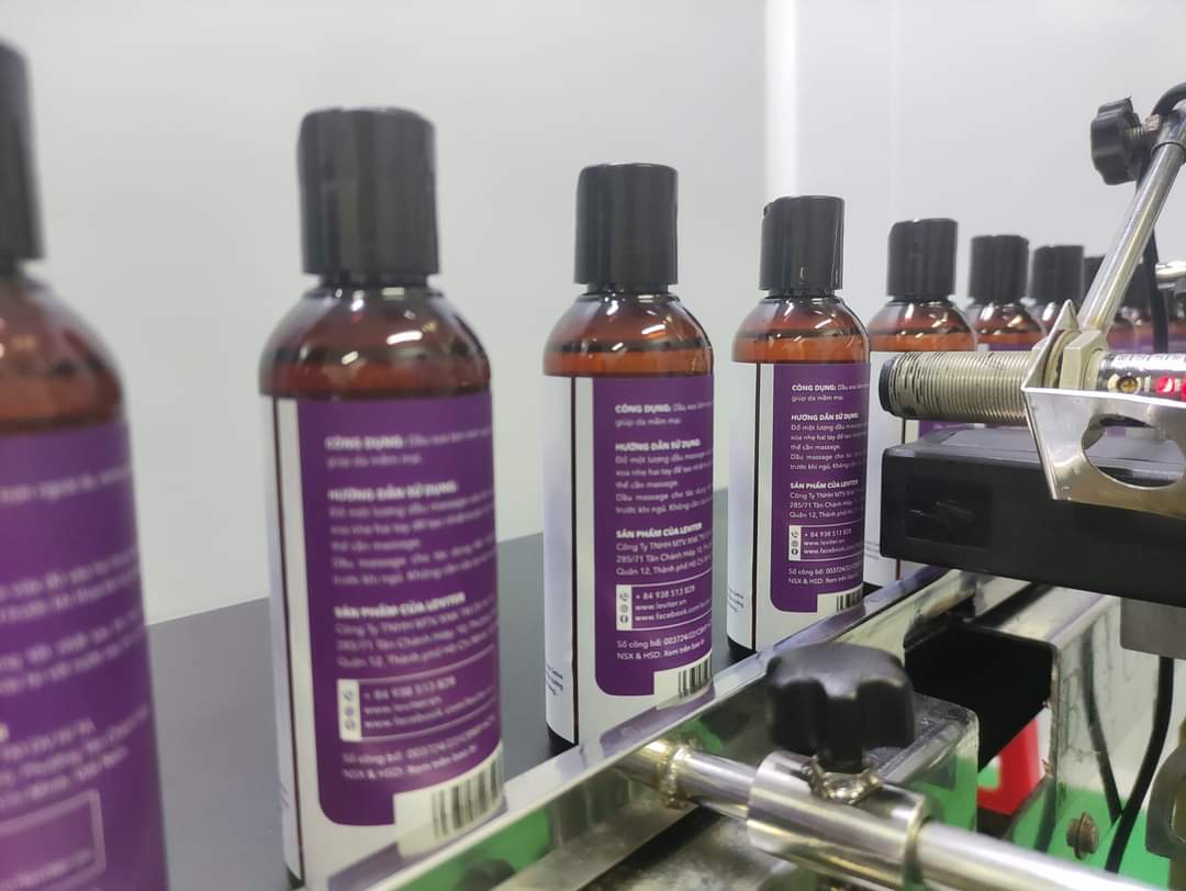 Dầu massage body dưỡng da Oải hương Leviter 100ml