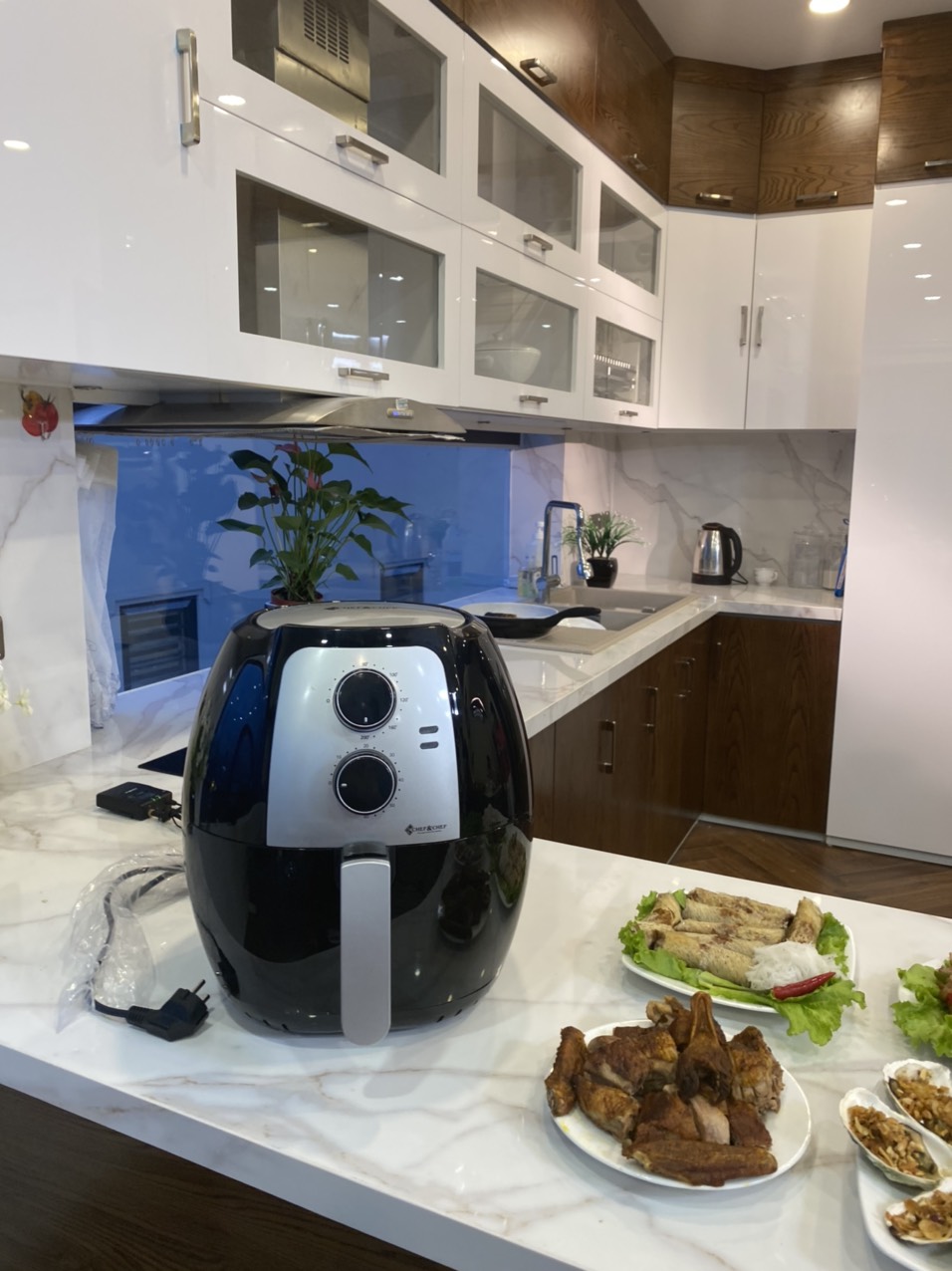 Nồi chiên không dầu CHEF&amp;CHEF 6,5l (YJ – 702) thiết kể mang kiểu dáng hiện đại, sang trọng với màu đen bắt mắt-Hàng chính hãng