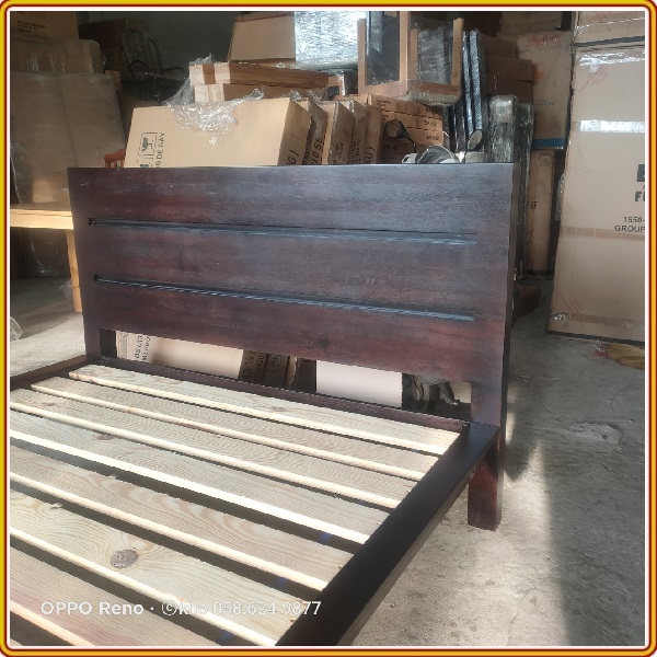 Giường ngủ gỗ sồi Tundo màu nâu óc chó 210 x 192 x 100cm