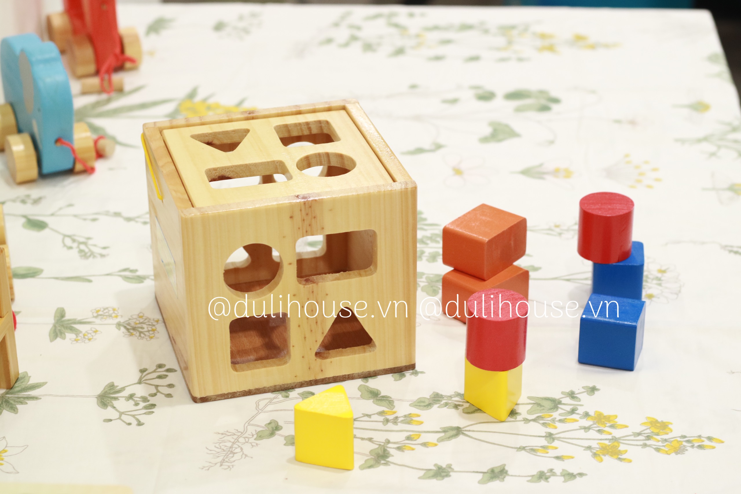 Hộp thả hình khối bằng Gỗ 4 màu 8 khối - Giúp bé tăng khả năng nhận biết Màu sắc, Hình khối và phát triển tư duy sớm - Sản xuất tại Việt Nam