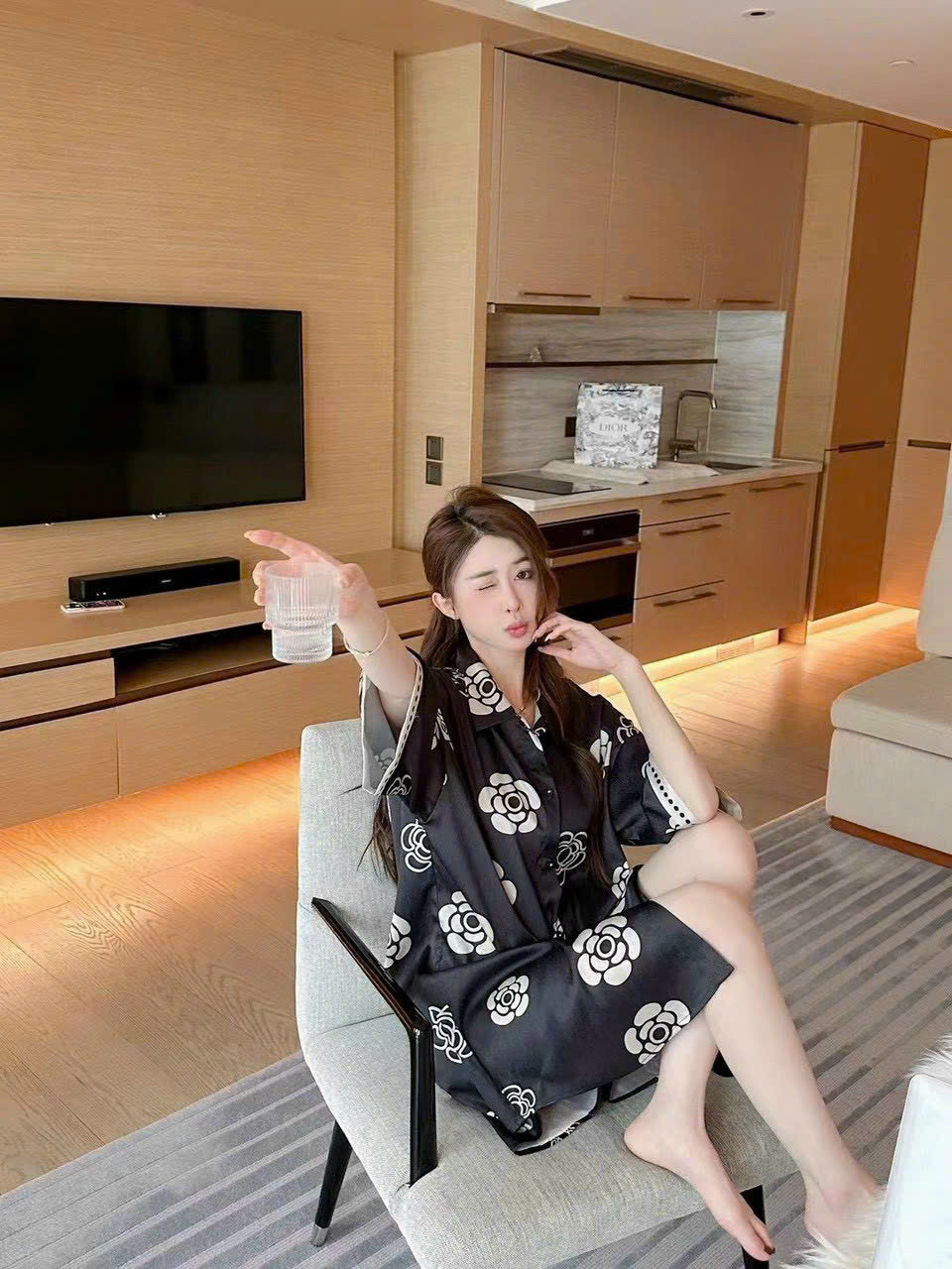 Đầm Ngủ Sơmi Lụa Quảng Châu Đen Họa Tiết Hoa Thuần Khiết