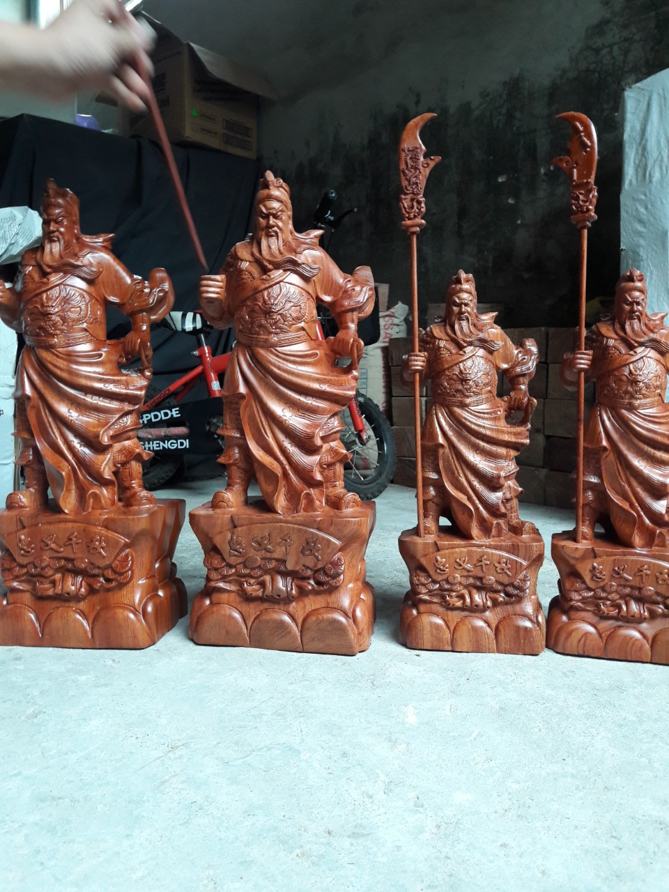 Tượng quan công cầm đao đứng yển gốc cây tùng kt cao 30