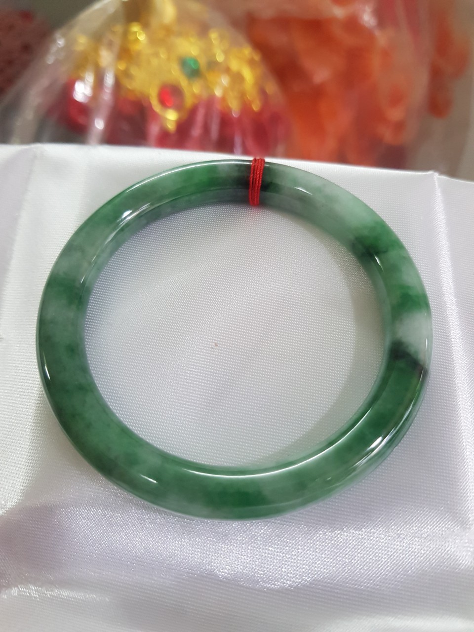 Vòng Cẩm Thạch tự nhiên mới cao cấp đẹp Đậu Lý Sịn Sao 54mm x cọng 8mm màu xanh đậu lý đậm nhạt điểm trắng nhẹ đẹp bóng nữ 53kg - 60kg đeo rất đẹp sang tay món quà tặng Mẹ , Vợ người thân ý nghĩa ạ